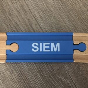 Op maat gemaakte houten trein rails met tekst