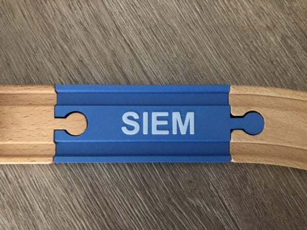 Op maat gemaakte houten trein rails met tekst
